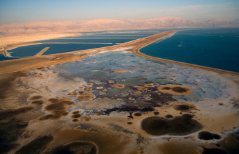 Yãm ha-MëlꞋakh south basin: evaporation pons & sinkholes